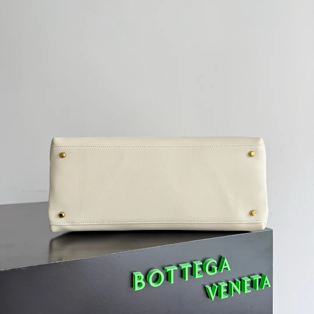 Batch 2360 BottegaVeneta Latest Ciao Ciao Bag Silky cowhide two-way flap handbag with signature twist detail, hidden hook closure, flap can be fastened to the front or attached to the INTRECCIATO woven interior pocket, comes with an adjustable and detachable crossbody strap, interior compartment, and also features a zippered pocket. The surprise flap has various shapes. Style 1 - Cover the bag surface and expose the knot decoration. Style 2 - Place the flap inside the bag. A buckle is also designed. Style 3 - The U-shaped position of the top handle in the hand bag. Style No.: 817231 Size: 34*26*15cm
